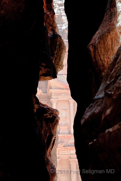 20100412_123907 D300.jpg - The end of the gorge (Siq) with a dramatic view of 'The Treasury'